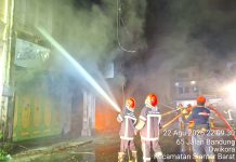Disdamkarmat kota Pematangsiantar Padamkan Kebakaran Sejumlah Ruko di Jalan Bandung