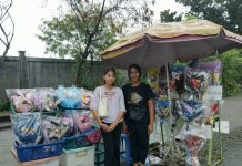 Pedagang Buket Bunga Ramai Pembeli Momen Wisuda