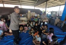 Polres Karo Berbagi Keceriaan, Anak-Anak Pengungsi Sinabung Dapat Bantuan Snack
