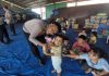 Polres Karo Berbagi Keceriaan, Anak-Anak Pengungsi Sinabung Dapat Bantuan Snack