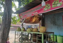 Tiga Tahun Jualan Es Kelapa, Bu Tanti Bertahan di Tengah Kenaikan Harga
